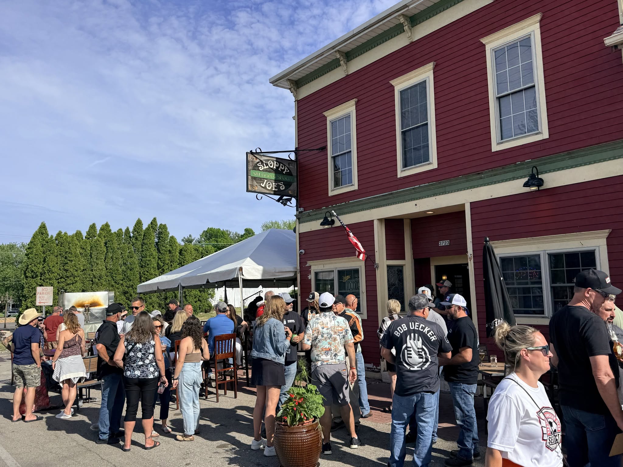 Crowd gathered outside the Sloppy Joe's building